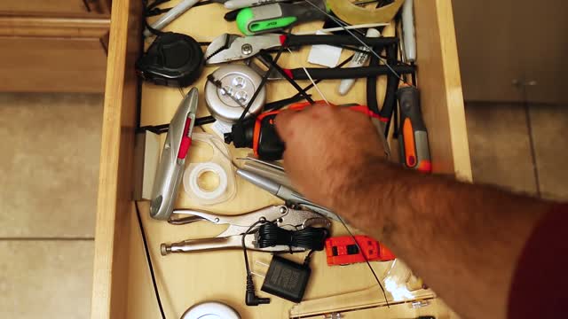 Black+Decker 4V Roto-Bit Cordless Rechargeable Screwdriver Kit