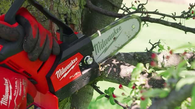 Milwaukee m12 online chainsaw