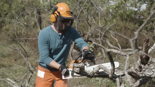 STIHL MS 261 C-M: How to ground start your chainsaw