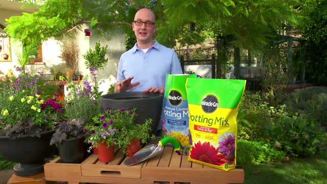 Miracle-Gro Moisture Control All Purpose Potting Mix 50 qt - 70190430 -  Video
