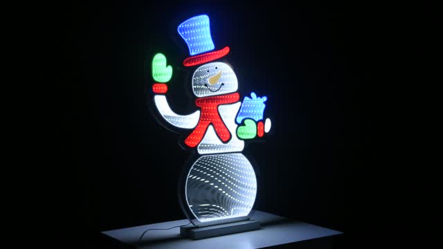 雪夜月Season4 1.8L FavoriteCelebrationModel aligned with a road leading nowhere and everywhere